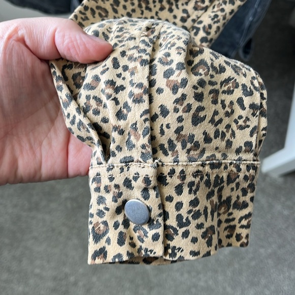 Mystree | Denim Cheetah Button Down - Picture 5 of 6